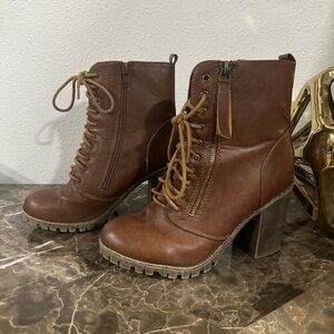 Comfy laced ankle boots 🤎